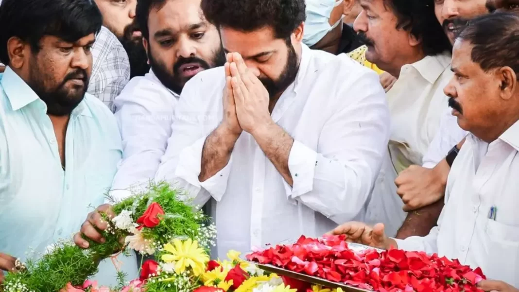 Jr. NTR और कल्याण राम ने NTR घाट पर उनकी 101वीं जयंती पर उन्हें श्रद्धांजलि दी