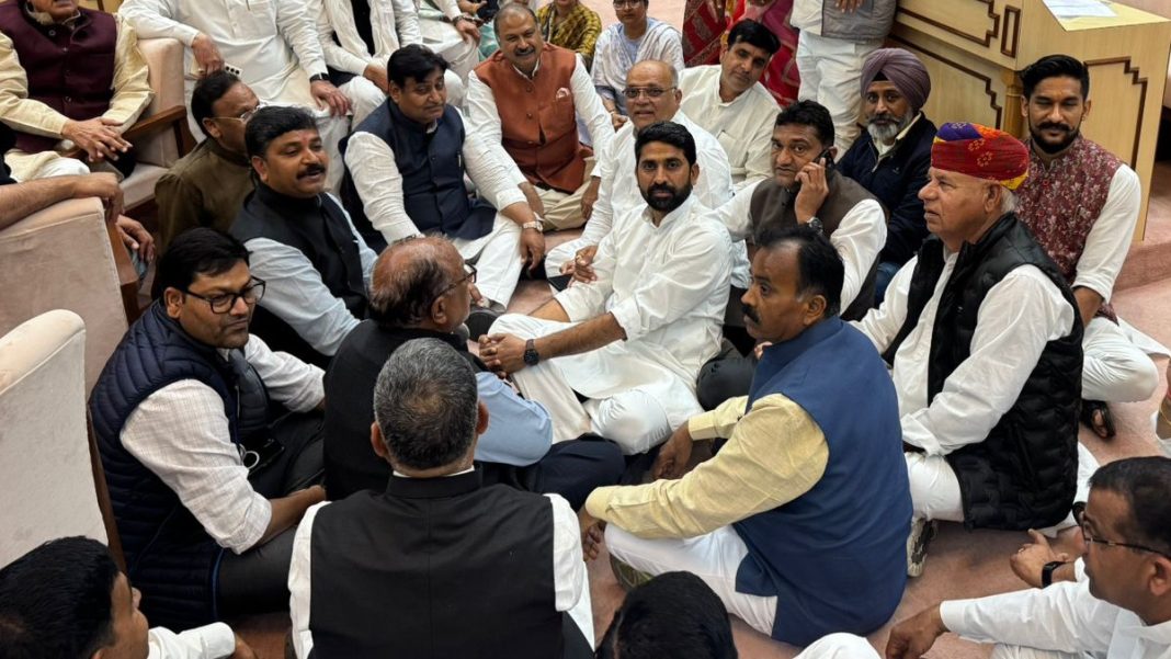 राजस्थान विधानसभा में मंत्री के बयान पर हंगामा, कांग्रेस के छह विधायक निलंबित