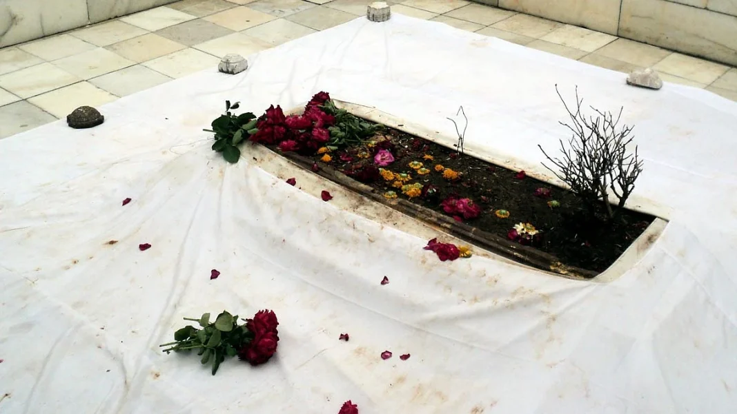 औरंगजेब की कब्र कैसे महाराष्ट्र की राजनीति का केंद्र बन गई है