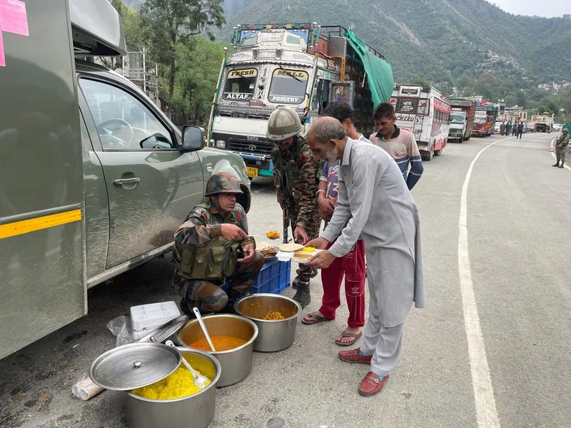 भारतीय सेना ने रामबन के पास NH-44 पर फंसे लोगों की सहायता की