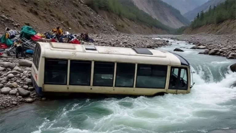 उत्तराखंड के रुद्रप्रयाग में बस हादसा: अलकनंदा नदी में गिरी बस, 11 लोग लापता